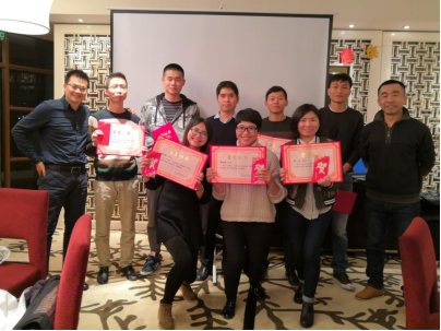 獲表彰員工與董事長(cháng)林和瑞（左一）、市場(chǎng)副總張宏（右一）合影留念 